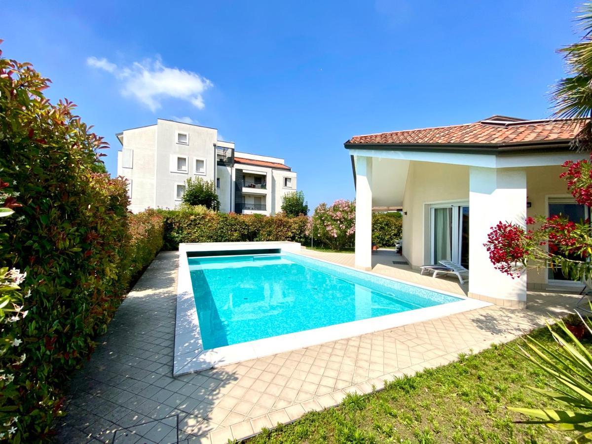 Appartamento In Villa Daniela Con Piscina Privata Carraro Immobiliare Jesolo - Family Apartments Extérieur photo